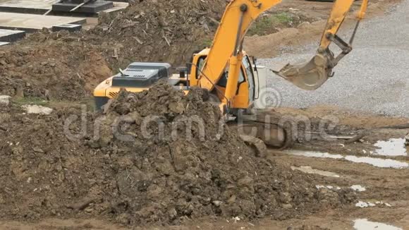 夏季施工现场的黄色挖掘机视频的预览图