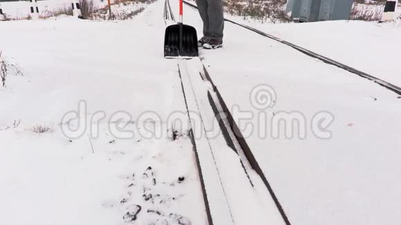 铁路员工清扫铁路道口的积雪视频的预览图