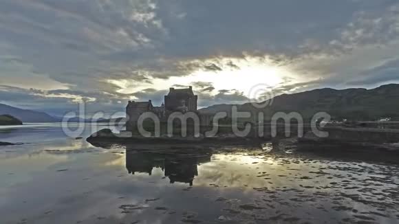 Dornie对历史悠久的EileanDonan城堡的鸟瞰视频的预览图