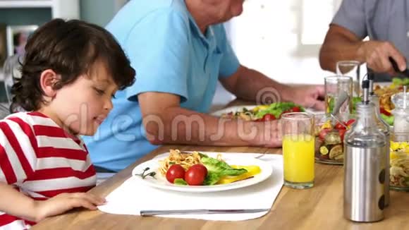 可爱的家人一起吃饭视频的预览图