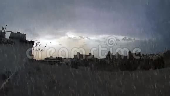 大雨多云的天空覆盖建筑表面视频的预览图
