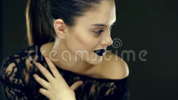 哥特式的黑唇美人视频的预览图