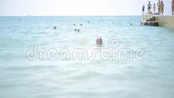 美丽的女孩在海里洗澡视频的预览图
