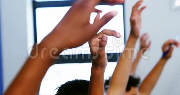 学生在教室里举手视频的预览图