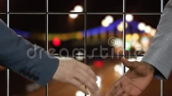 商人们握手视频的预览图