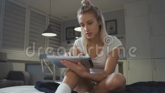 一个微笑的女人坐在数字平板电脑上的肖像视频的预览图