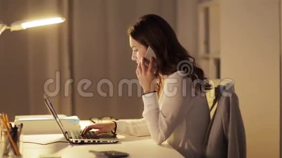 有笔记本电脑的女人在办公室打智能手机视频的预览图