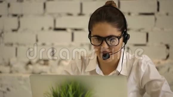 在电脑前工作的女孩视频的预览图