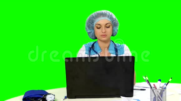 医生在绿色屏幕上的电脑上工作视频的预览图