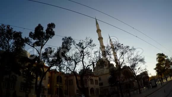 古土耳其城市中心街道的电线和尖塔视频的预览图