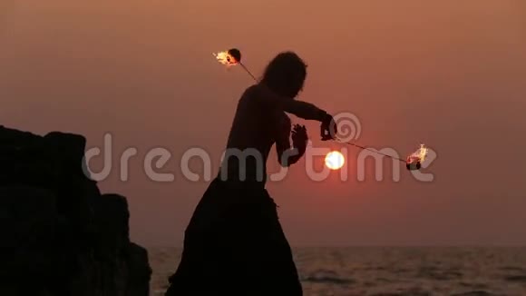 石上刺火波的男艺术家视频的预览图