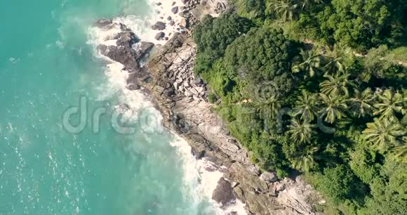 热带岛屿和海浪的鸟瞰图视频的预览图