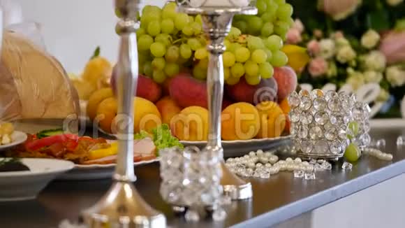 不同的新鲜水果在婚礼自助餐桌上婚礼桌装饰视频的预览图