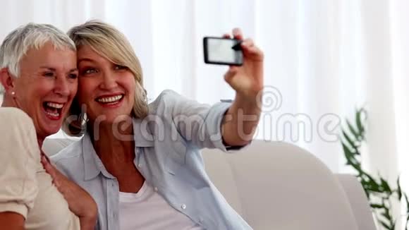 女人一起拍照视频的预览图