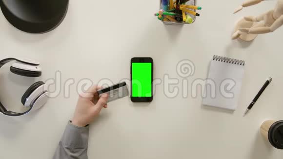 手指触摸智能手机的绿色屏幕视频的预览图