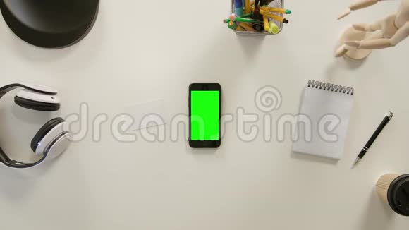 手指触摸智能手机的绿色屏幕视频的预览图