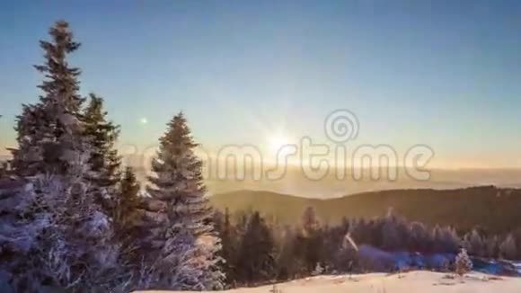 日落时间在冬天的山视频的预览图