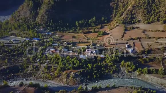 喜马拉雅山脉的河流从无人驾驶飞机的空中俯瞰尼泊尔视频的预览图