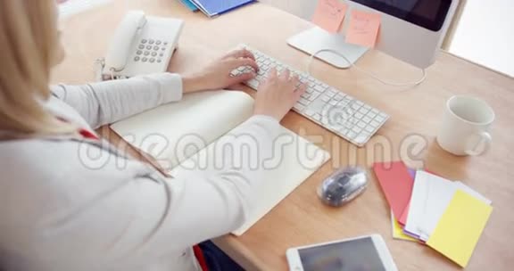 做电脑工作的女商人视频的预览图