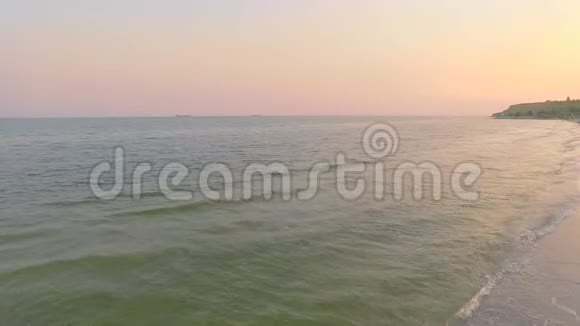 海上美丽日落的空中景色视频的预览图