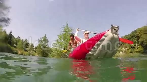 年轻夫妇划独木舟视频的预览图