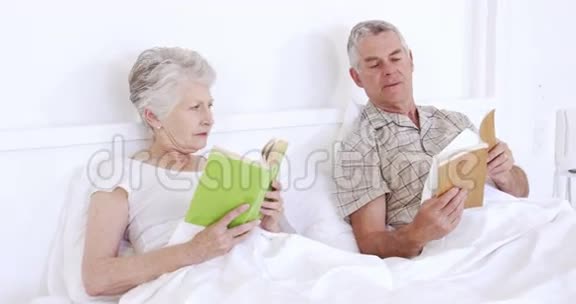 老年夫妇读书视频的预览图