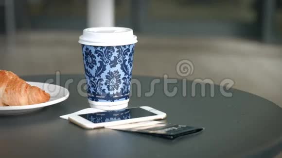 桌子上有咖啡和牛角面包视频的预览图