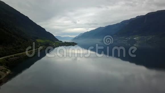 挪威空气中无人驾驶飞机的理想峡湾反射视频的预览图