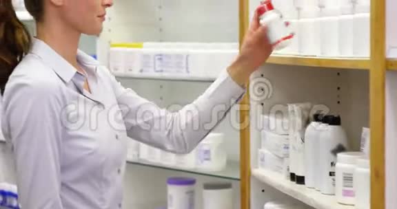 药剂师检查一瓶药视频的预览图