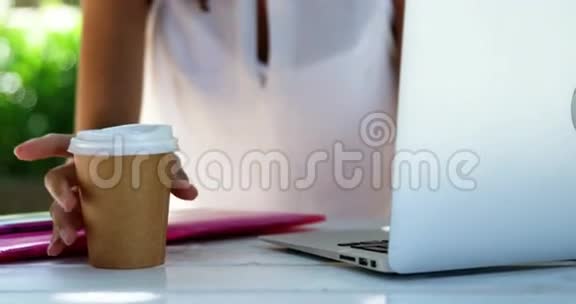 在餐馆喝咖啡的女人视频的预览图