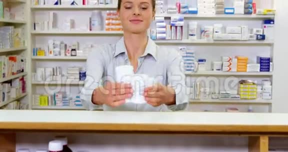 微笑药剂师拿着药箱视频的预览图