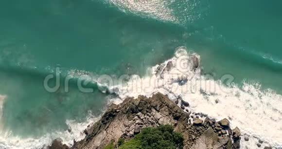 热带岛屿和海浪的鸟瞰图视频的预览图