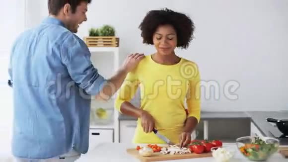 快乐的夫妻在家厨房做饭视频的预览图
