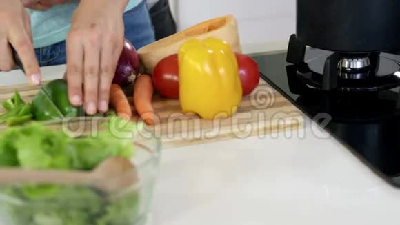 女人切蔬菜视频的预览图