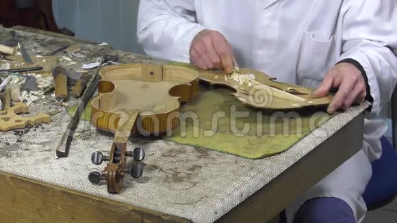 Luthier是小提琴的和声杆视频的预览图