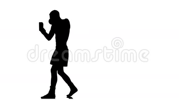 训练拳击手白色摄影棚背景的黑色剪影视频的预览图