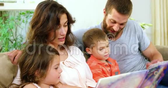 家庭阅读一本儿童书视频的预览图