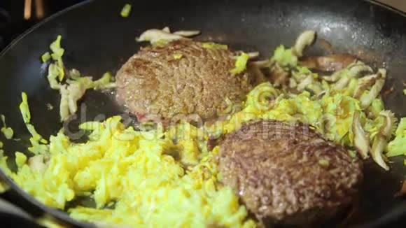 在灶台上的热煎锅里烹制汉堡肉碎牛肉视频的预览图