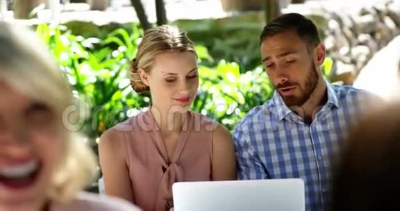 一对夫妇在餐馆用笔记本电脑视频的预览图