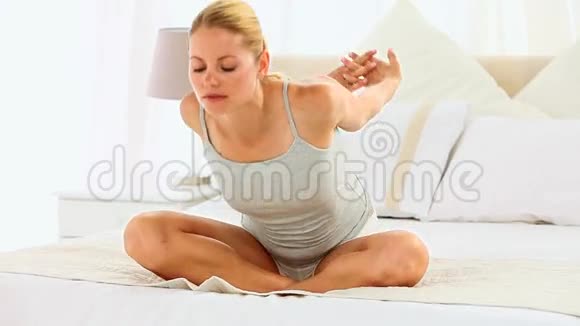 女人在床上沉思视频的预览图