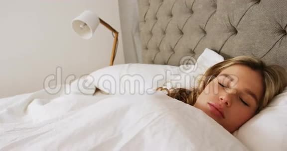 睡在床上的年轻女人视频的预览图