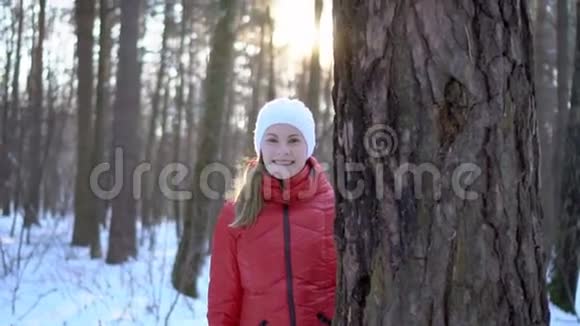 美丽的年轻女子在冬季公园玩得开心微笑慢动作录像视频的预览图
