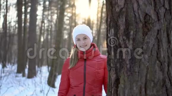美丽的年轻女子在冬季公园微笑玩得开心慢动作录像视频的预览图