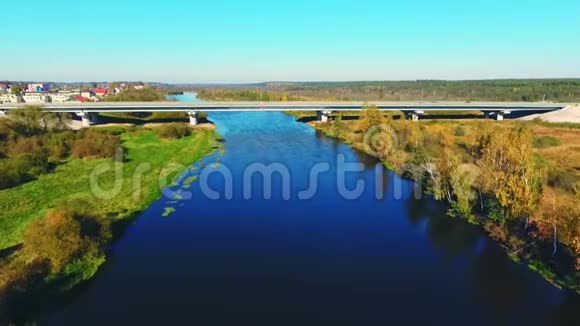 河桥鸟瞰图河上景观公路视频的预览图