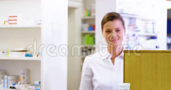 微笑的药剂师站在药房里视频的预览图