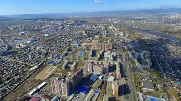 俄罗斯乌兰巴托市秋季街道的鸟瞰图视频的预览图