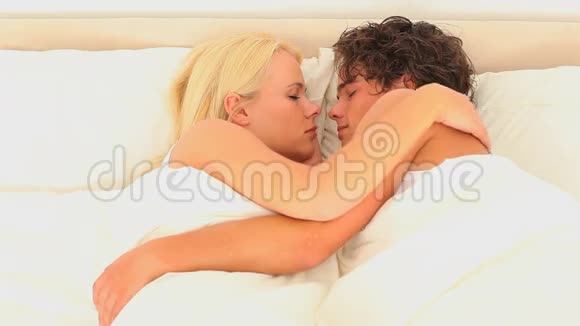 在床上睡觉的情侣视频的预览图