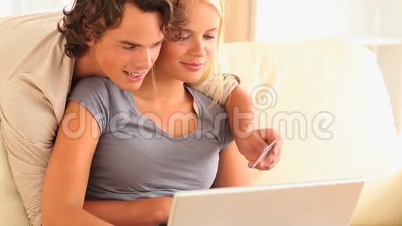 丈夫和妻子带着笔记本电脑视频的预览图
