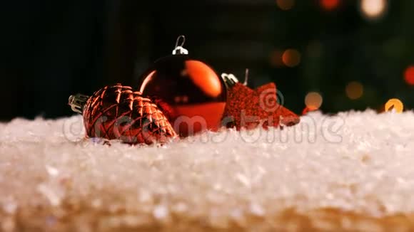 雪地上的圣诞装饰品视频的预览图