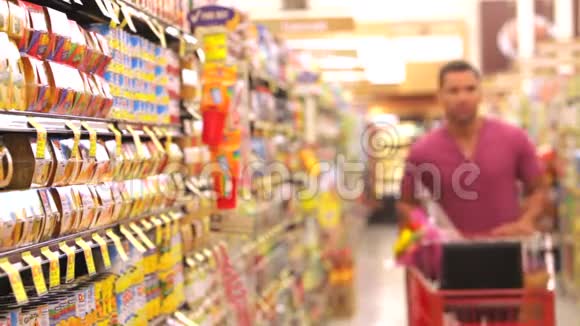 男子超市购物视频的预览图